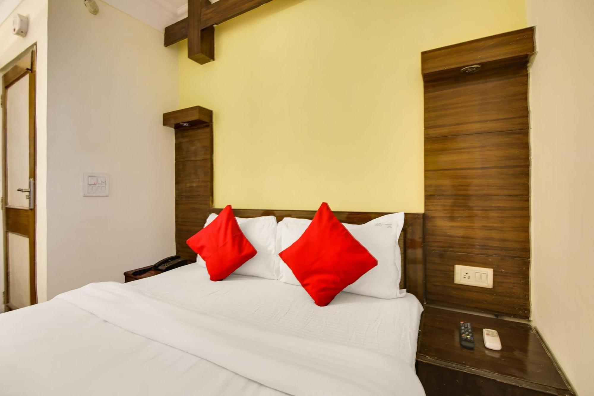 Hotel O Sunshine Palace Delhi  Exterior photo